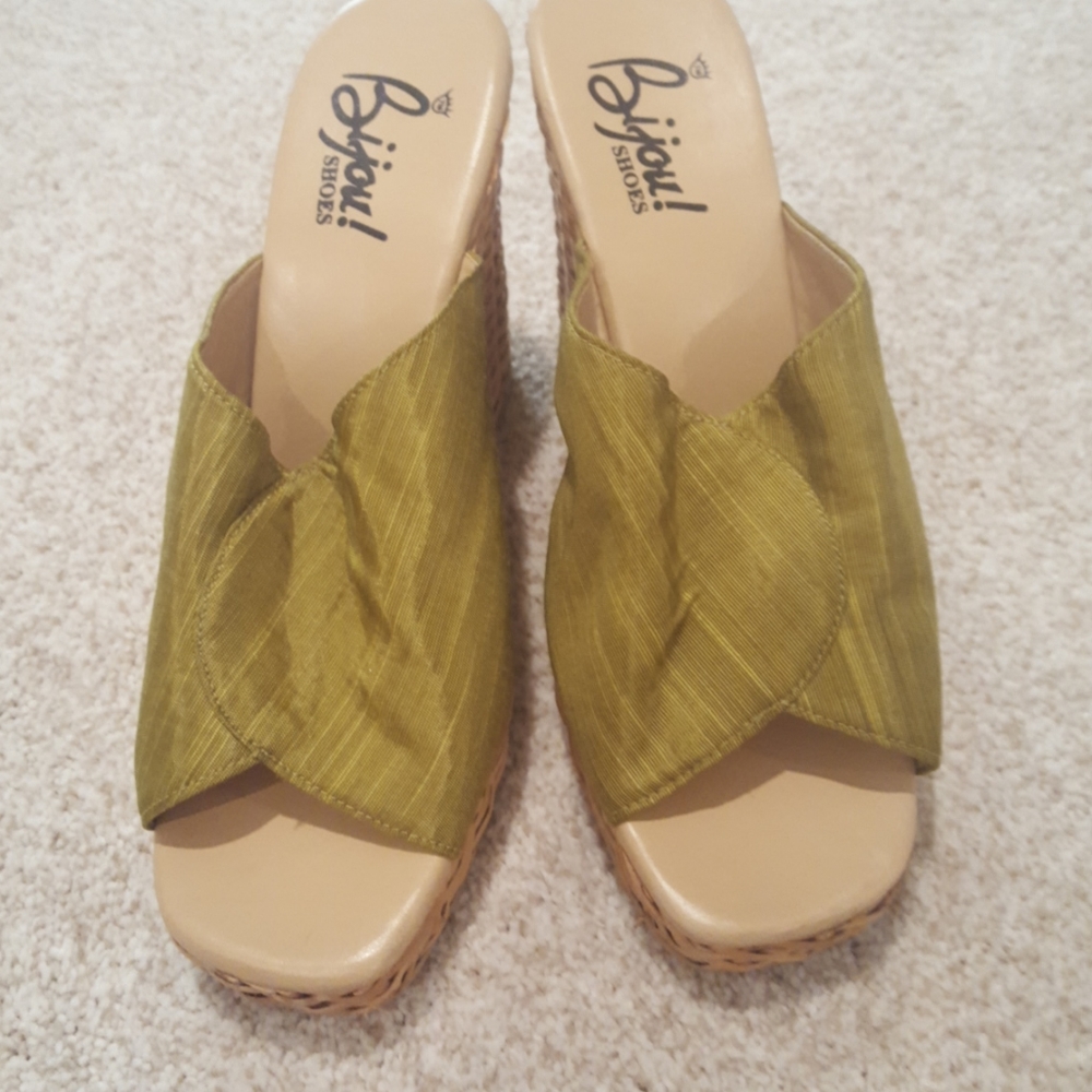 NWOT green wedges